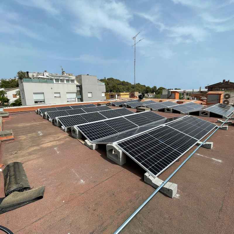 Paneles fotovoltaicos en techo de edificio